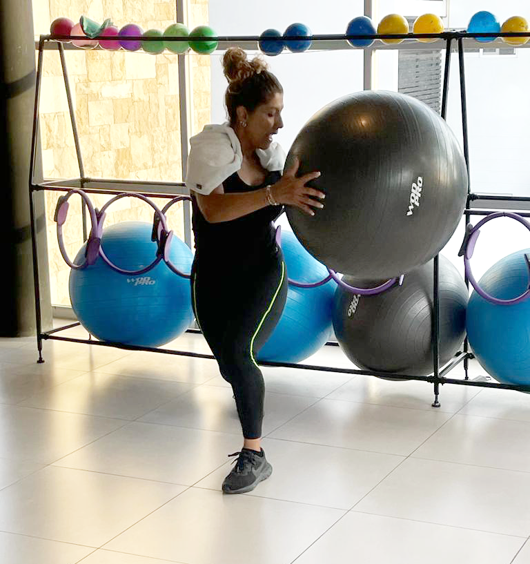 Judith haceindo pilates con pelota